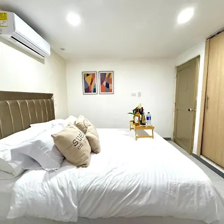 Cerca Del Aeropuerto Con Jacuzzi 10 Personas Apartamento