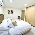 Apartamento cerca del aeropuerto con jacuzzi 10 personas